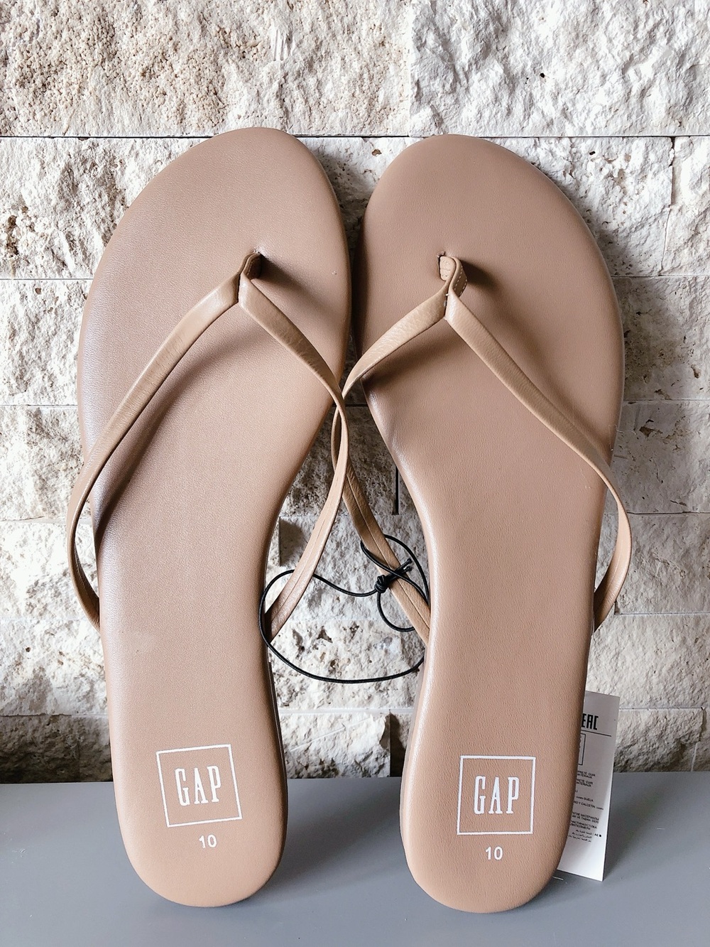 GAP Leather Nude/Tan Minimalist Thong Sandals women’s size 10